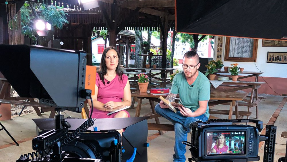 Gravação e produção de Curso Online - Da Capo Um homem e uma mulher estão sentados em frente a uma câmera.