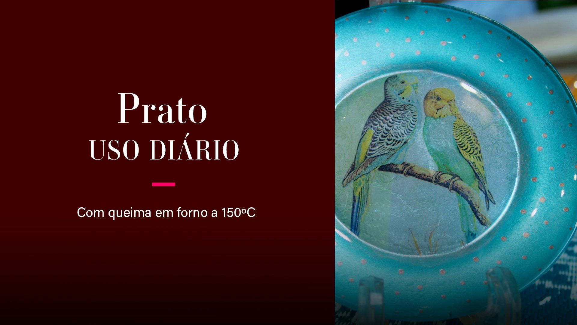 Um prato azul com dois pássaros está sobre uma mesa.