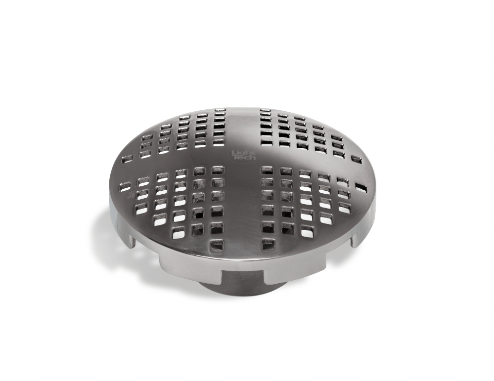 Uma tampa de drenagem de aço inoxidável com furos em um fundo branco