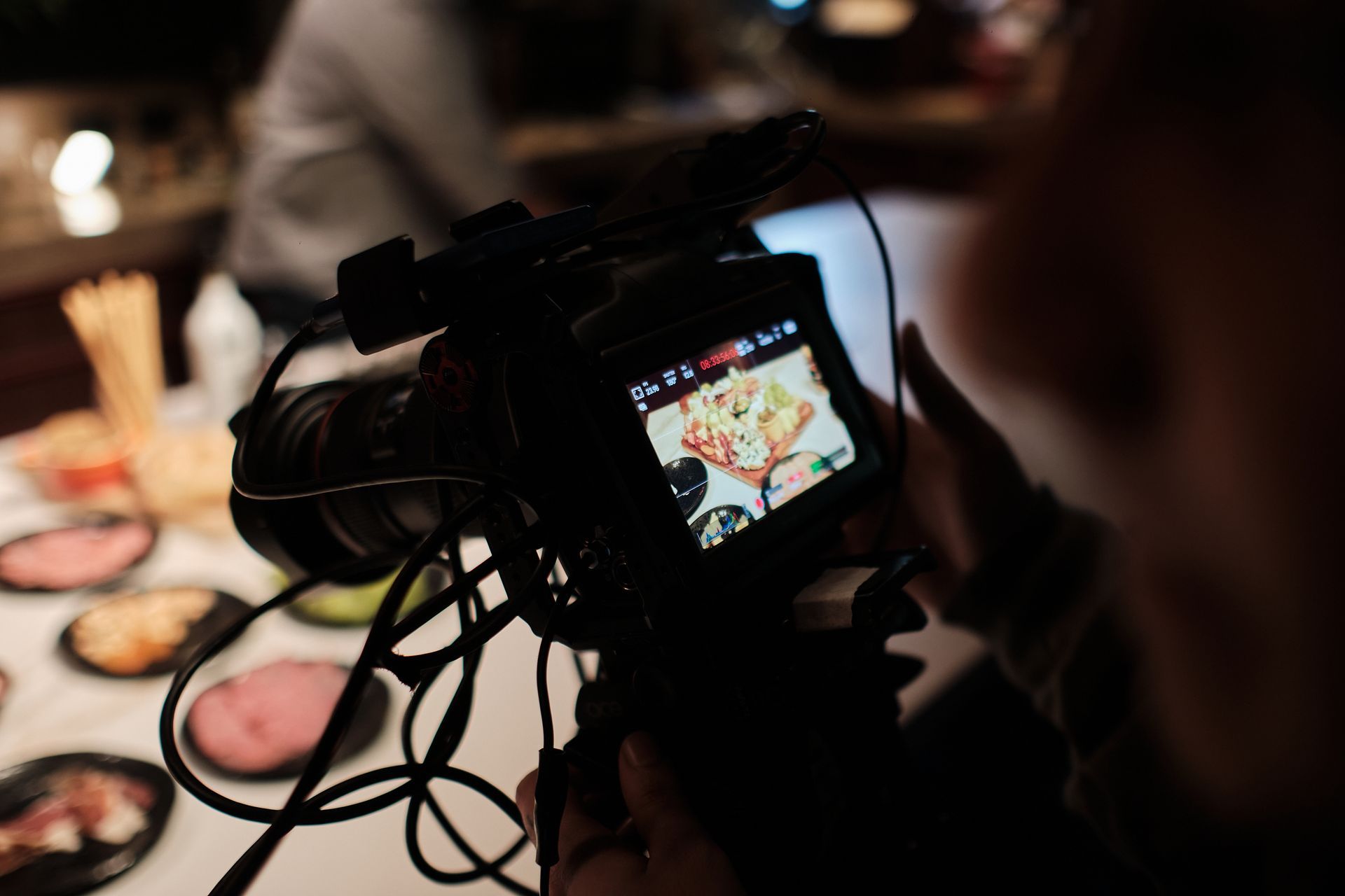 Uma pessoa está tirando uma foto de comida com uma câmera.