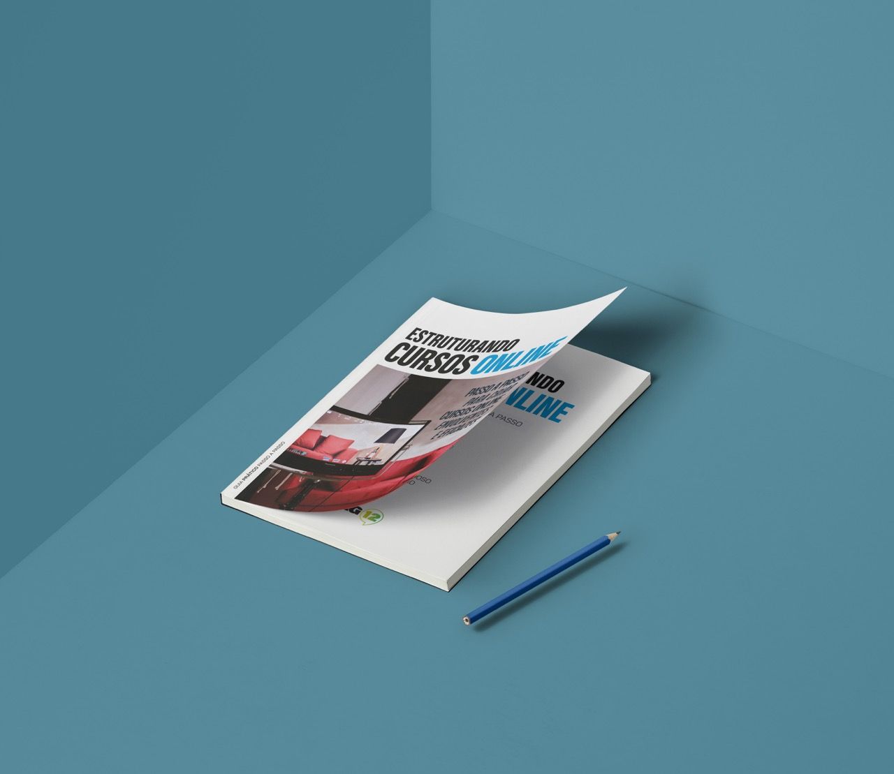 Um livro está sobre uma mesa azul ao lado de um lápis.