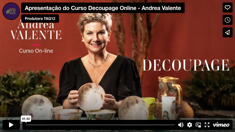 Curso de Artesanado online - Andrea Valente Uma mulher está segurando um prato em frente a uma mesa.