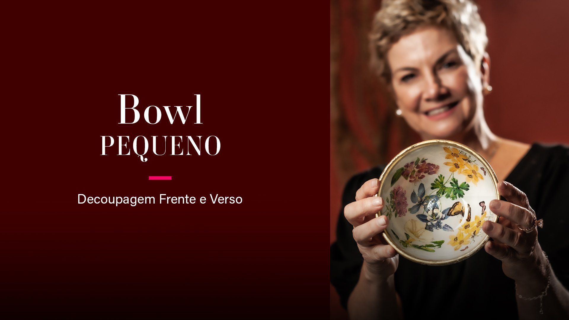 Uma mulher está segurando uma tigela nas mãos e sorrindo.
