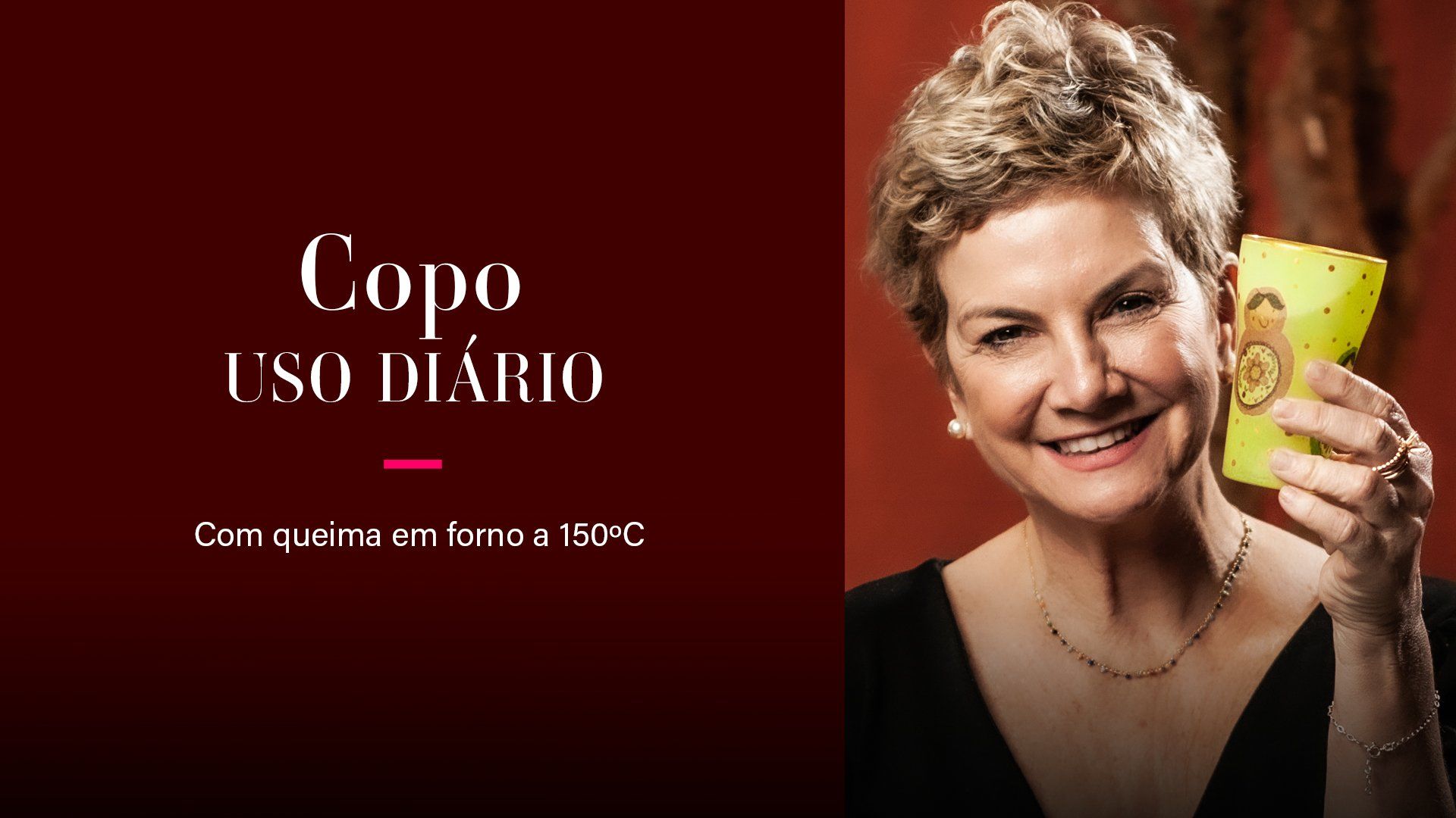 Uma mulher está segurando uma xícara de café na mão.