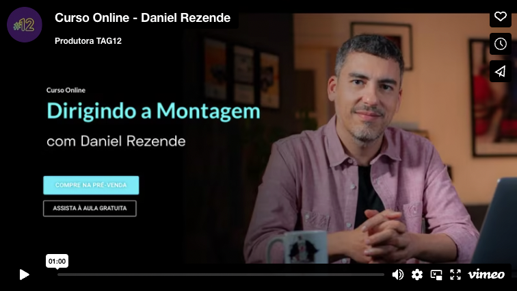 Curso de montagem para o cinema - Daniel Rezende Um homem de camisa rosa e gravata está sentado em frente a um laptop.