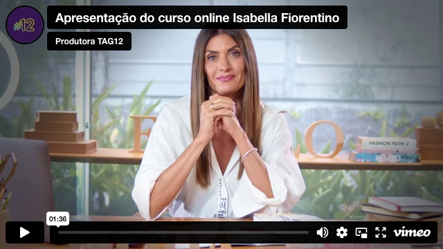 Curso Isabella Fiorentino Uma mulher está sentada à mesa com as mãos cruzadas