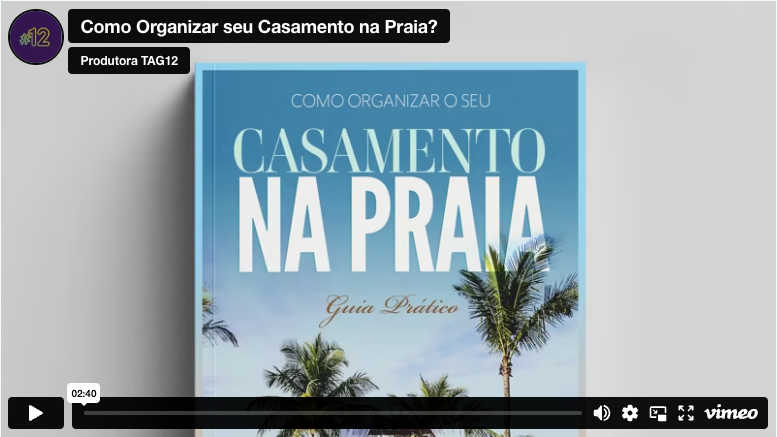 A book titled casamento na praia is on a table