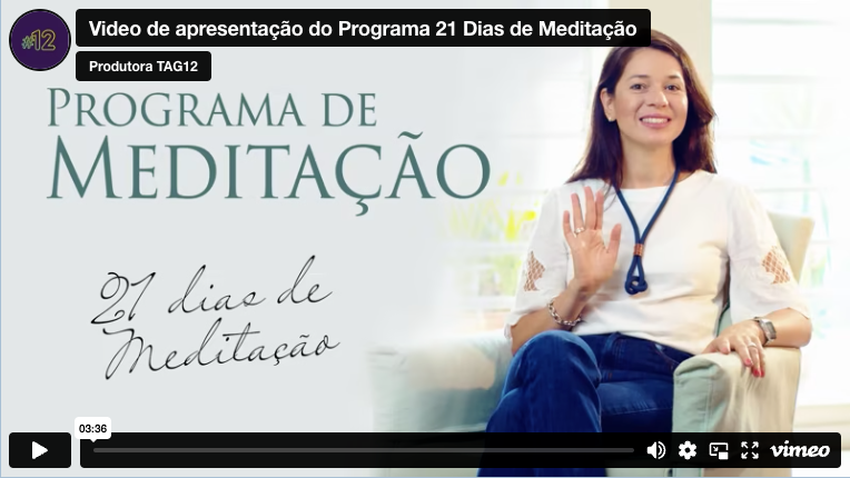 Uma mulher está sentada em uma cadeira em frente a uma placa que diz programa de meditação