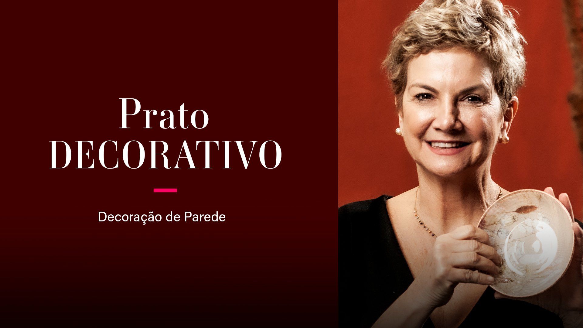 Uma mulher está segurando um prato na frente de um fundo vermelho.