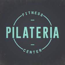 O logotipo da academia de ginástica pilateria está em fundo preto.