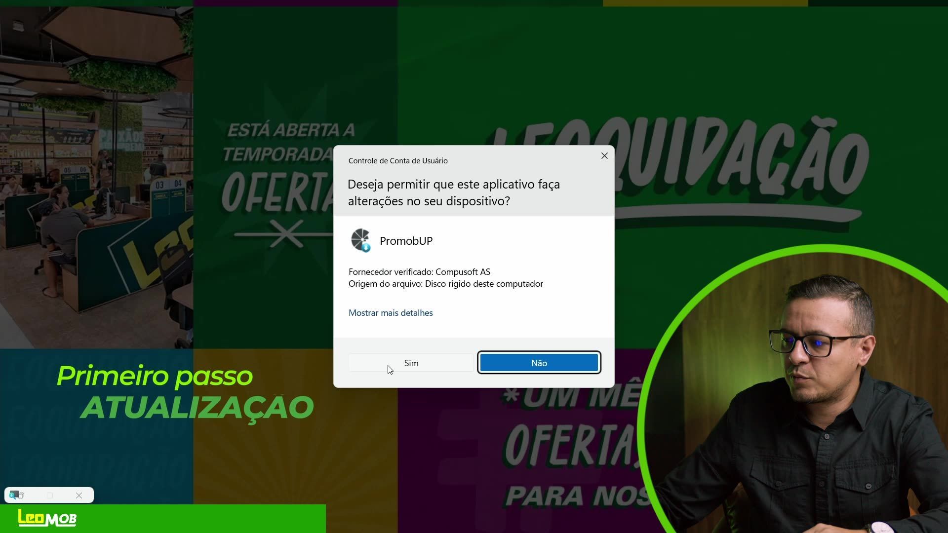 Treinamento online LeoMob Um homem usando óculos está sentado em frente a uma tela de computador.