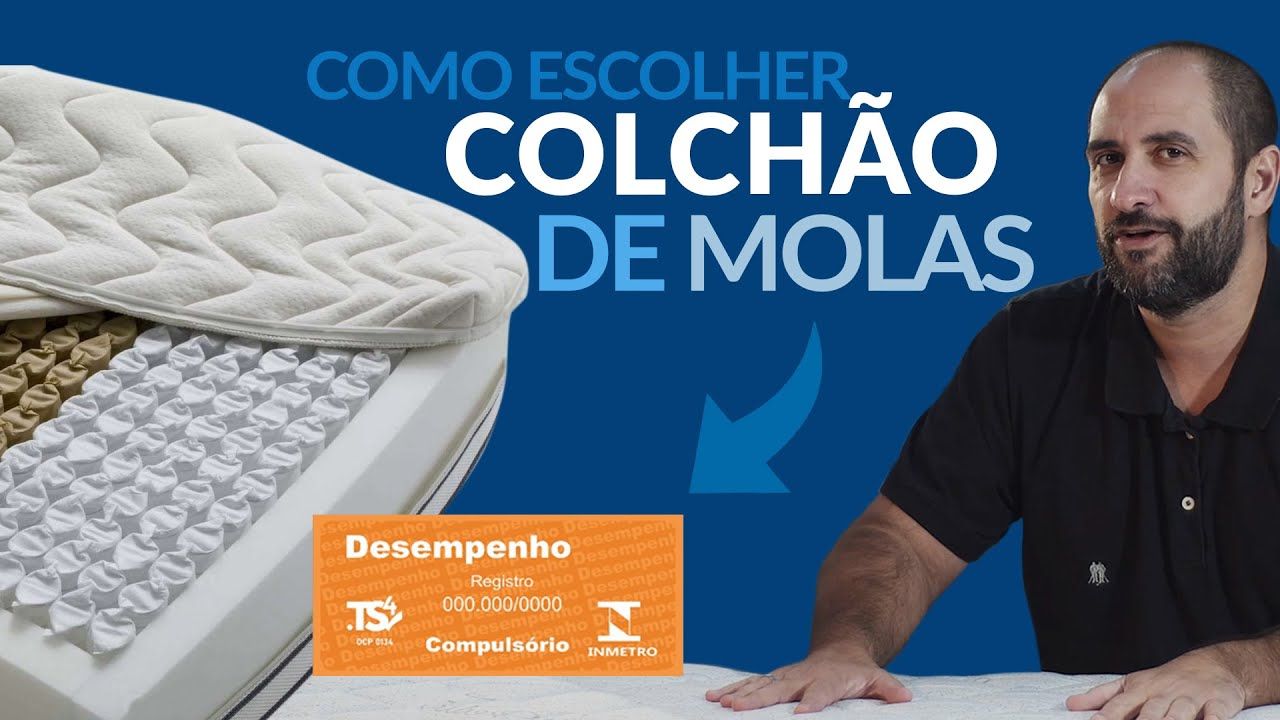 Um homem sentado em frente a um colchão com as palavras como escolher colchao de molas