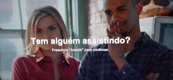 Treinamento Corporativo EaD Um homem e uma mulher estão sentados lado a lado em uma sala.