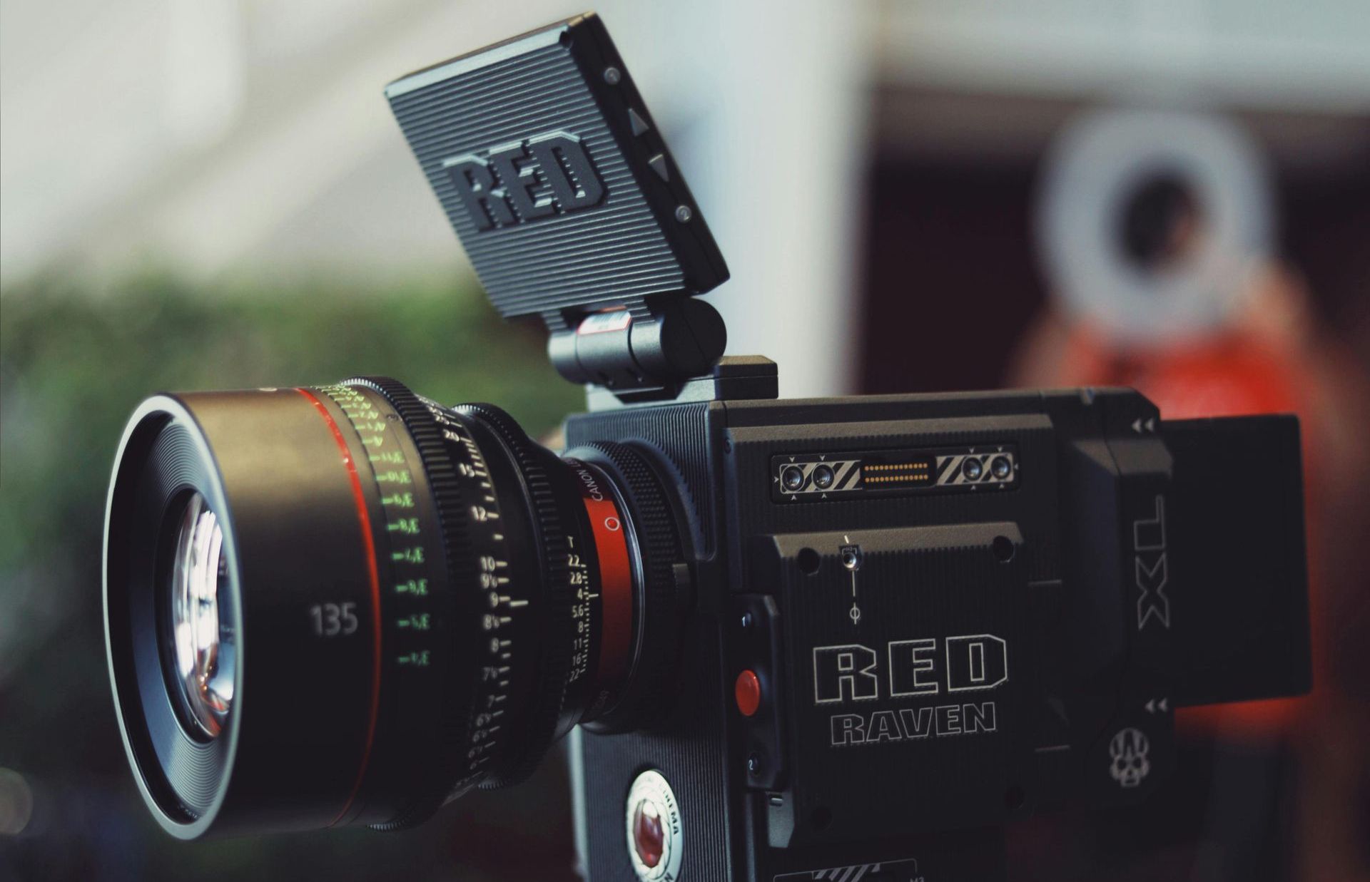 Produção Audiovisual TAG12 A close up of a cine camera with a person in the background
