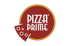 Um logotipo de pizza prime com uma fatia de pizza no meio.