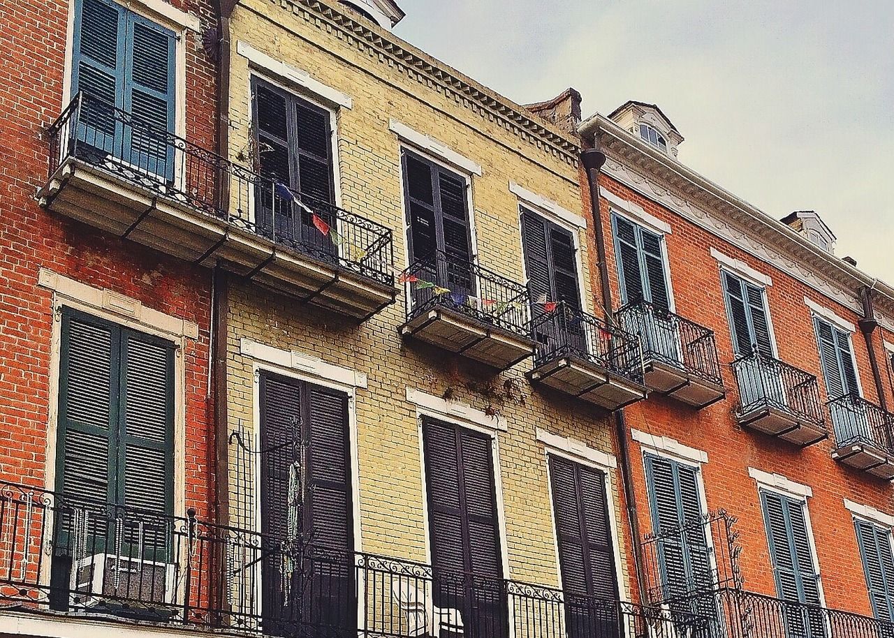 Exterior view of Florida apartment balconies representing tenant rights in rental housing
