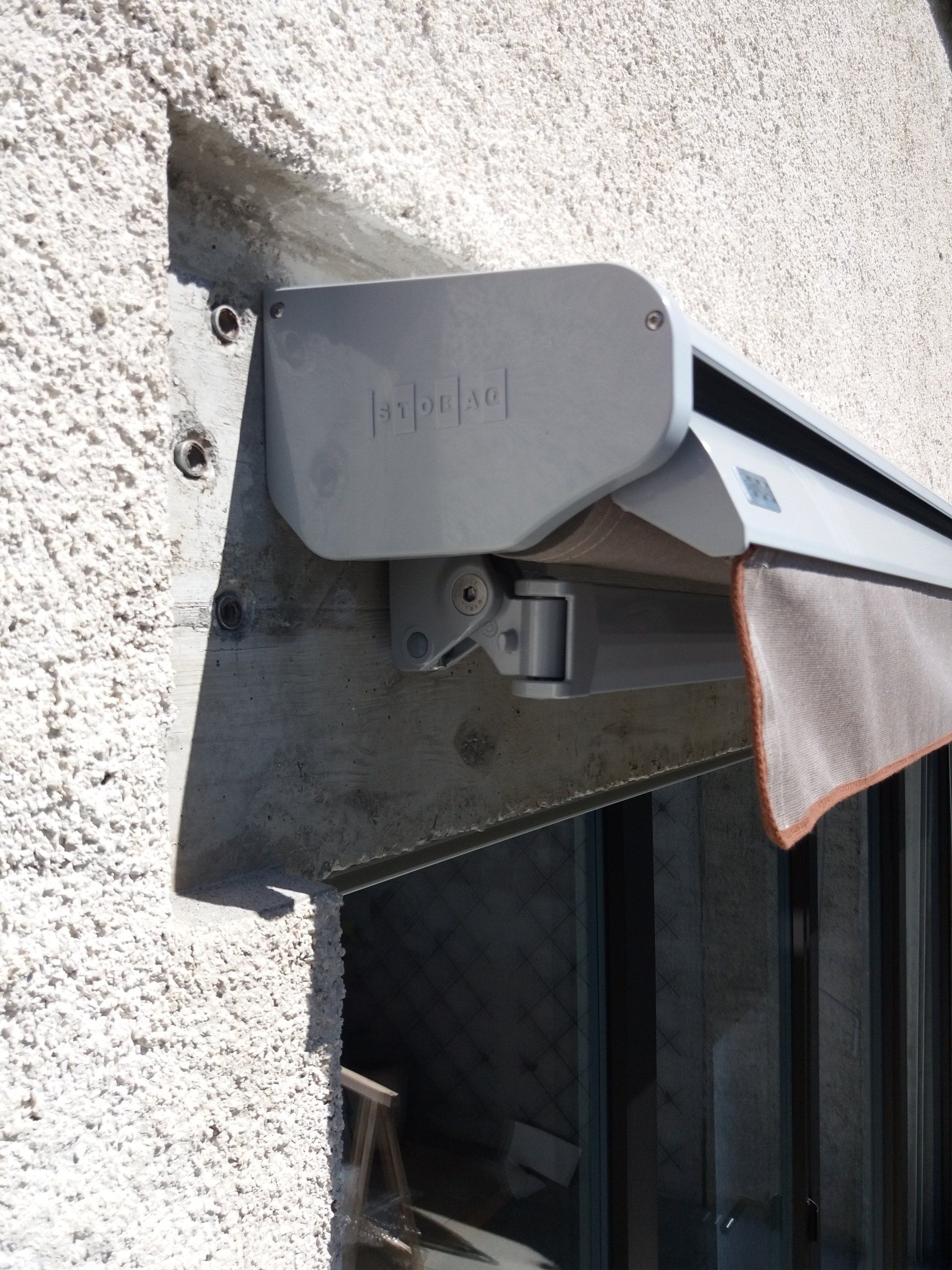 Détail d'installation de tente solaire