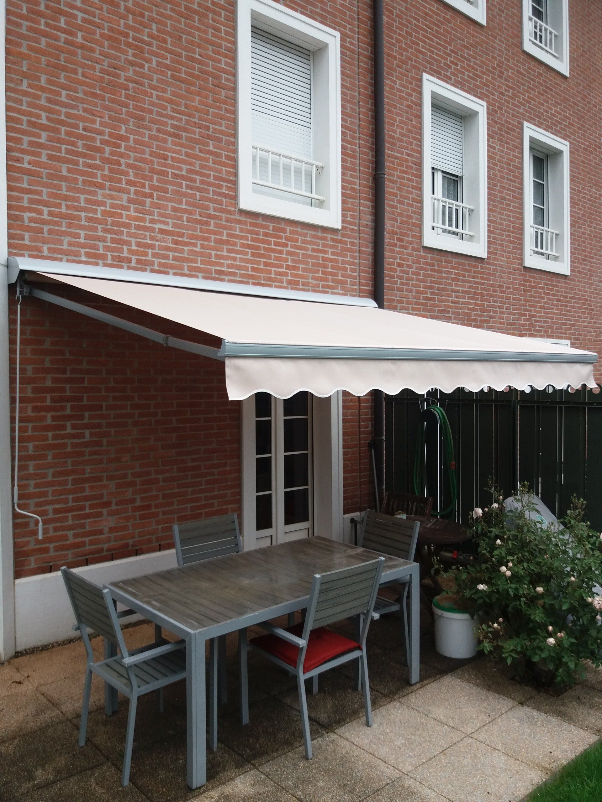 Tente solaire blanche sur terrasse