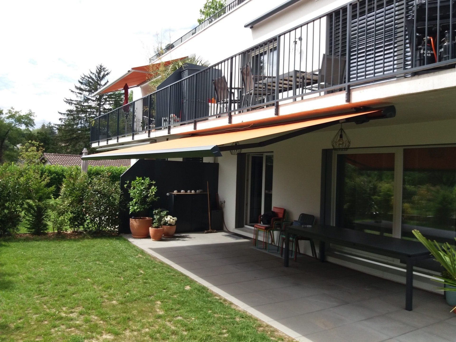 Tente solaire devant un jardin
