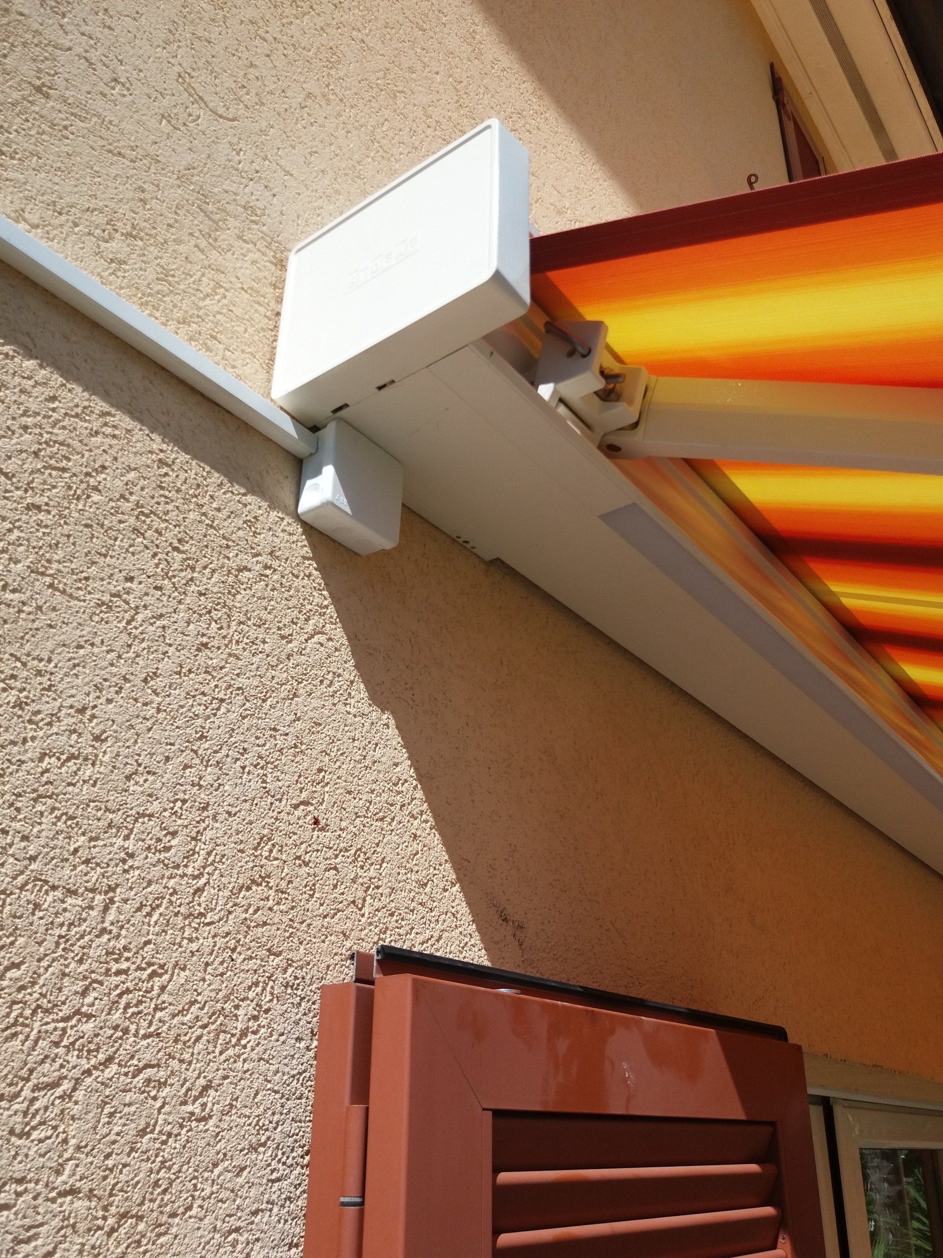 Tente solaire jaune striée orange et brune