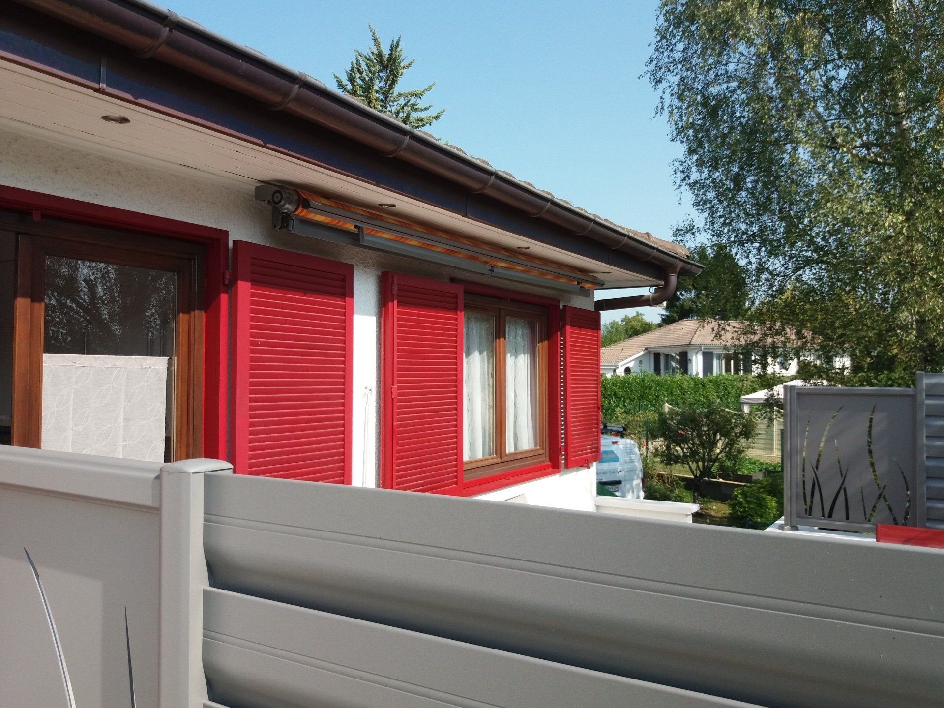 Volets contrevents rouges vue large