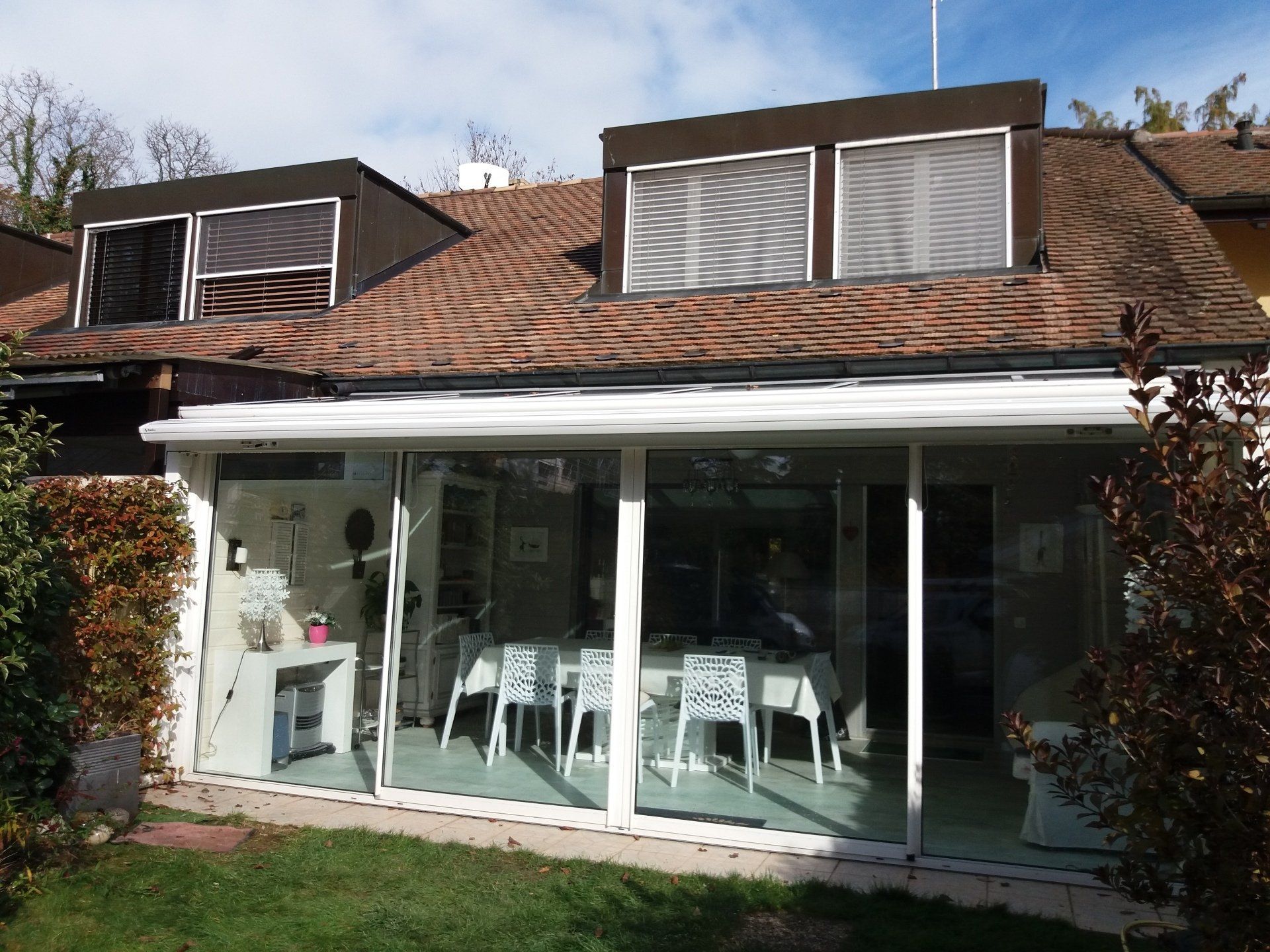 Détails de store à lamelles sur maison