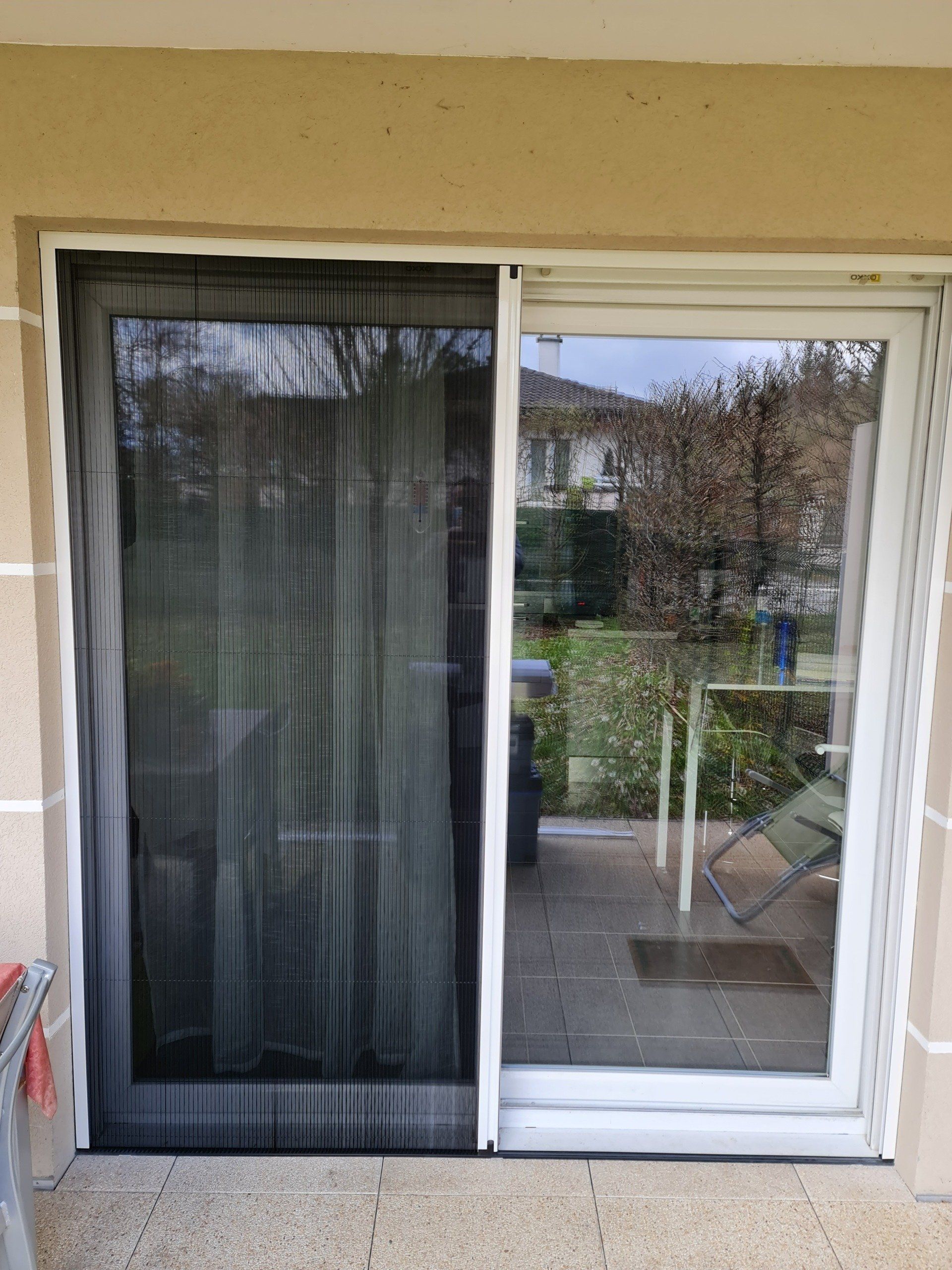 Moustiquaire noire sur porte-fenêtre