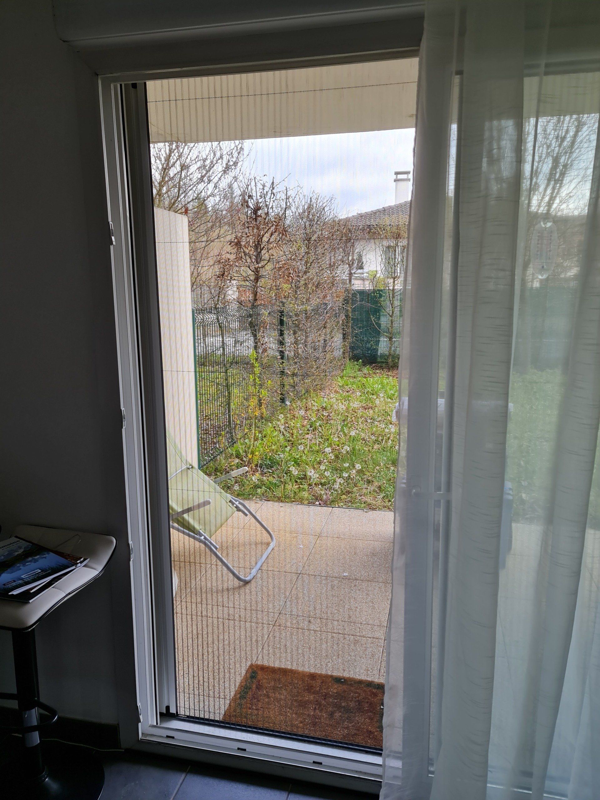 Moustiquaire sur porte-fenêtre