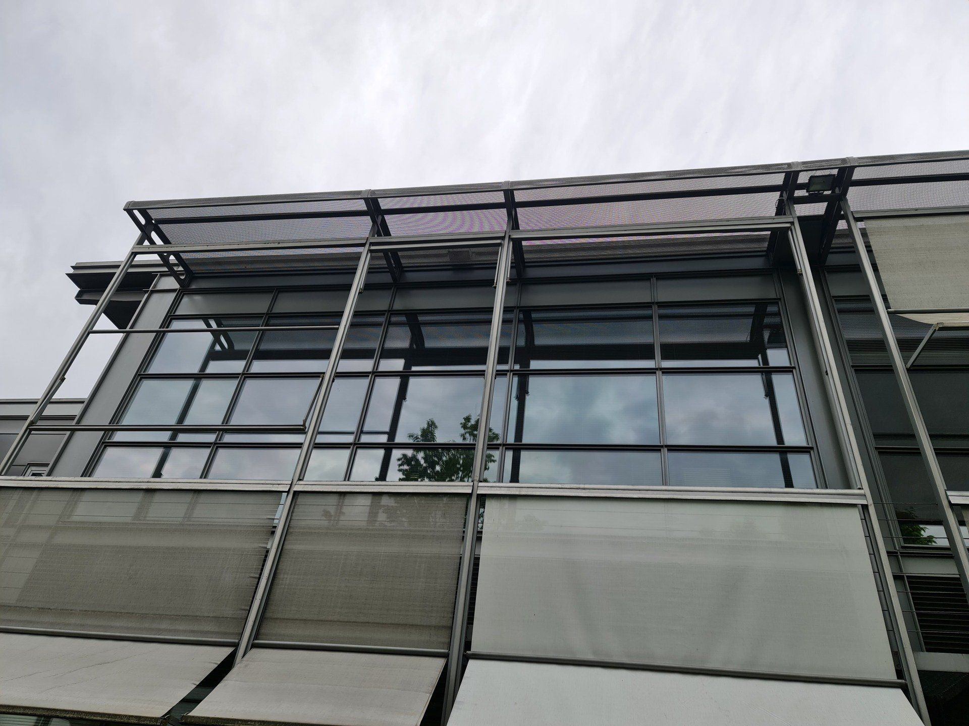 Motorisation de tentes solaires