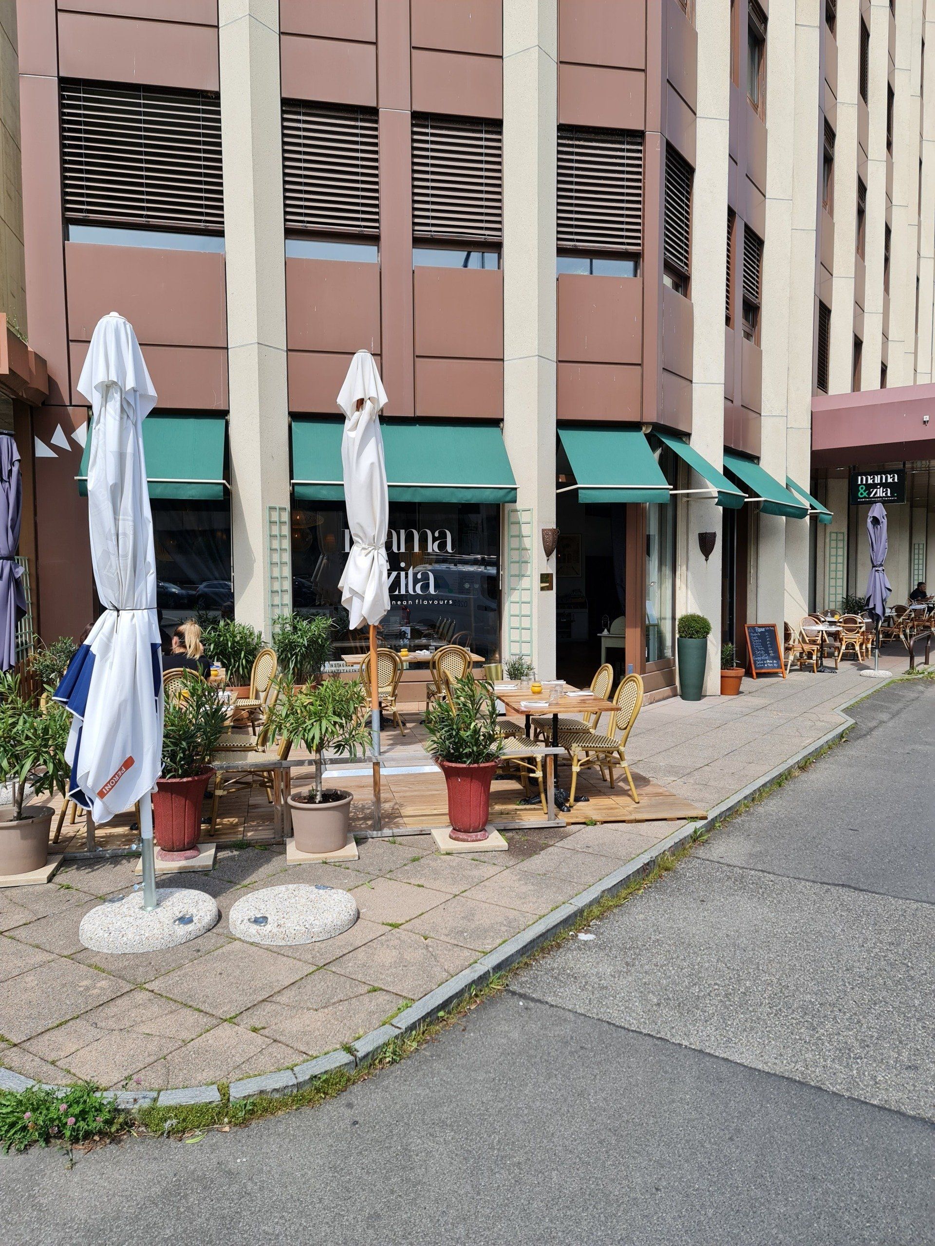 Tente solaire striée de restaurant avec terrasse