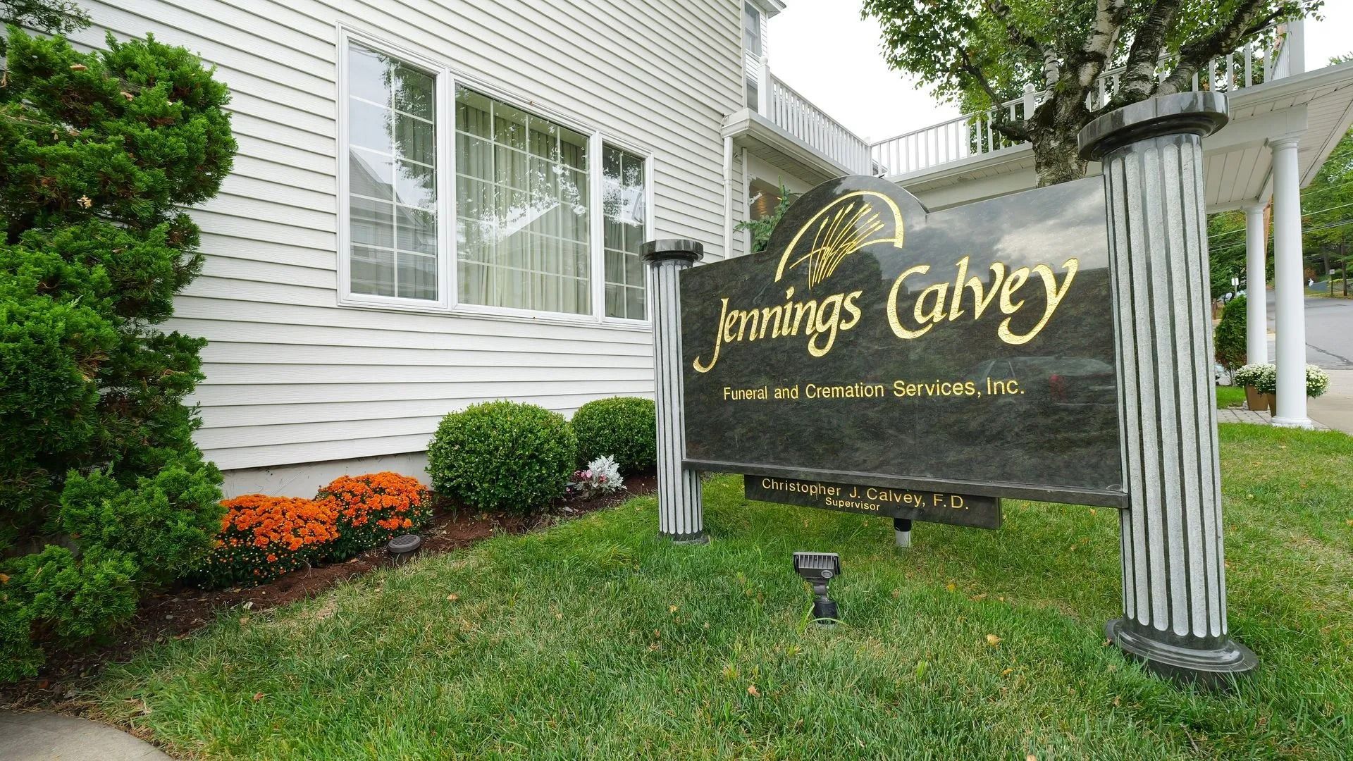 jenning calvey funeral home sign outside of the building