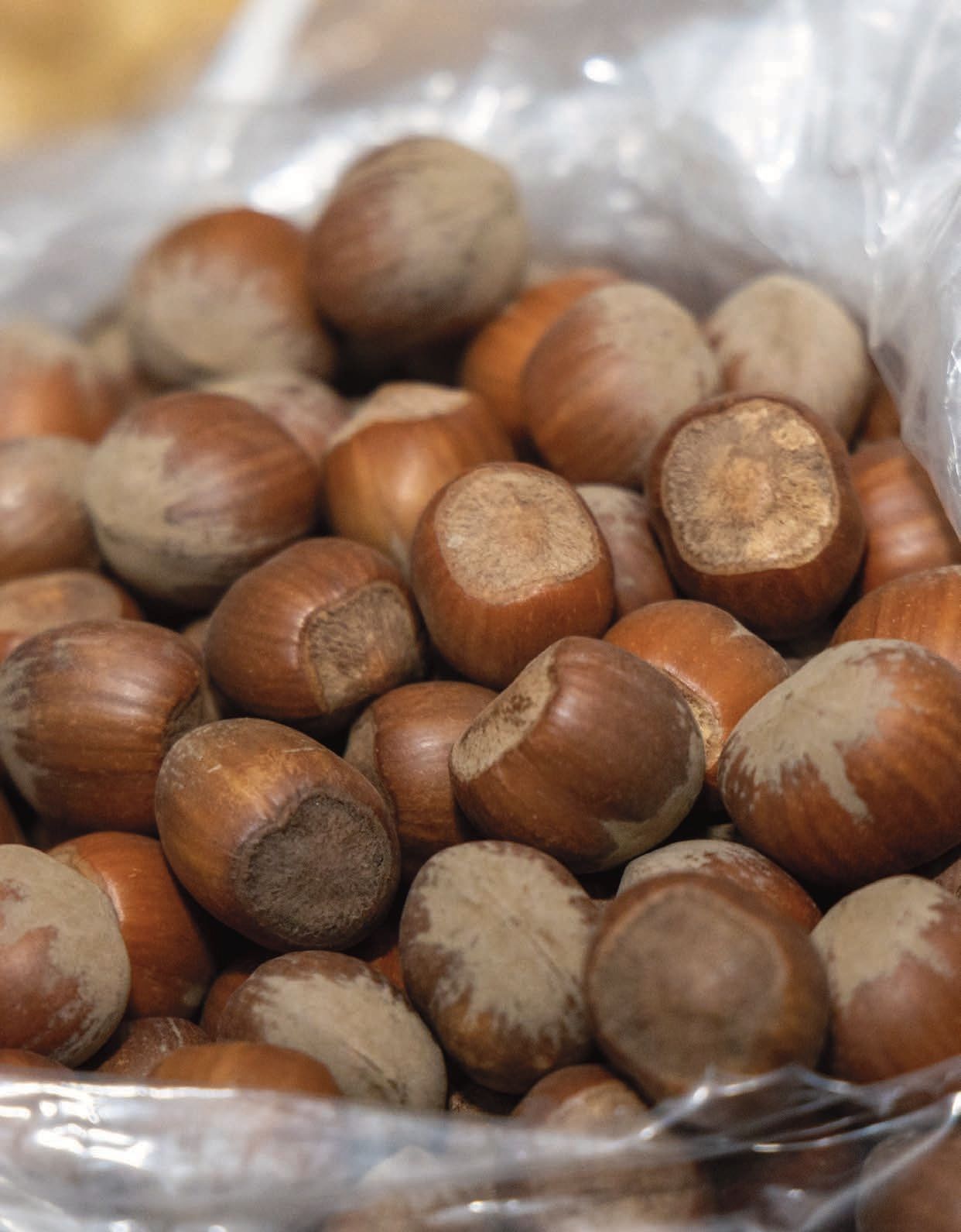 Un sacchetto di nocciole con il guscio su un tavolo