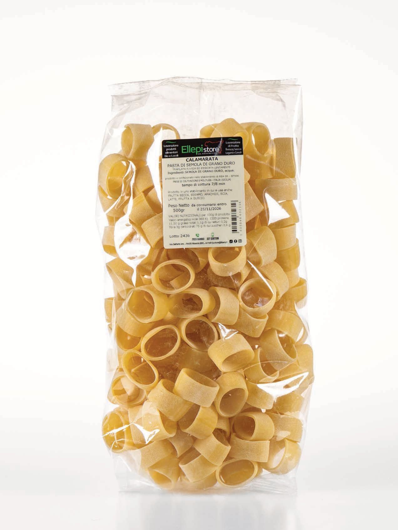 Un sacchetto di pasta con un'etichetta è appoggiato su un tavolo.