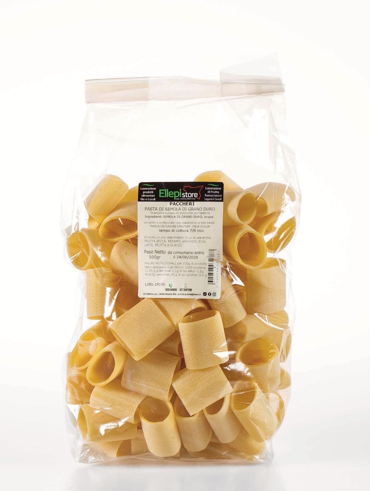 Un sacchetto di pasta con un'etichetta è appoggiato su un tavolo.