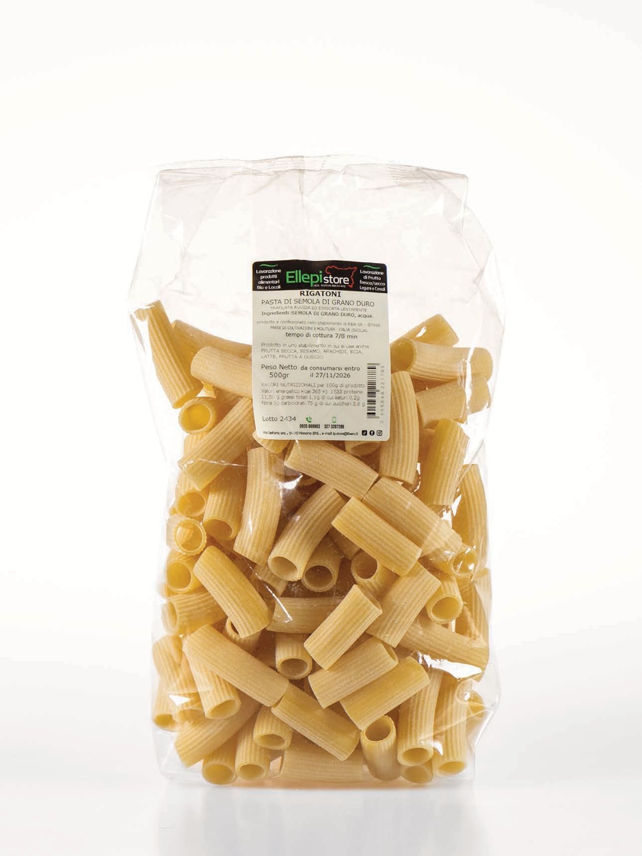 Un sacchetto di pasta con un'etichetta su uno sfondo bianco.