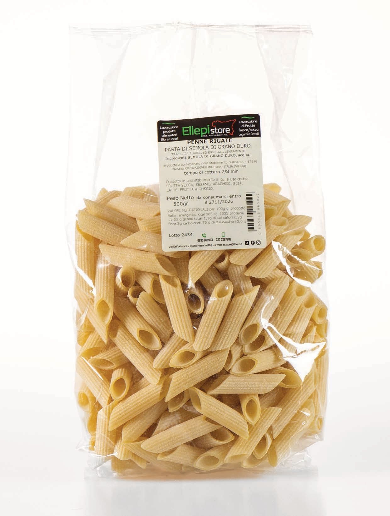 Un sacchetto di pasta con un'etichetta è appoggiato su un tavolo.