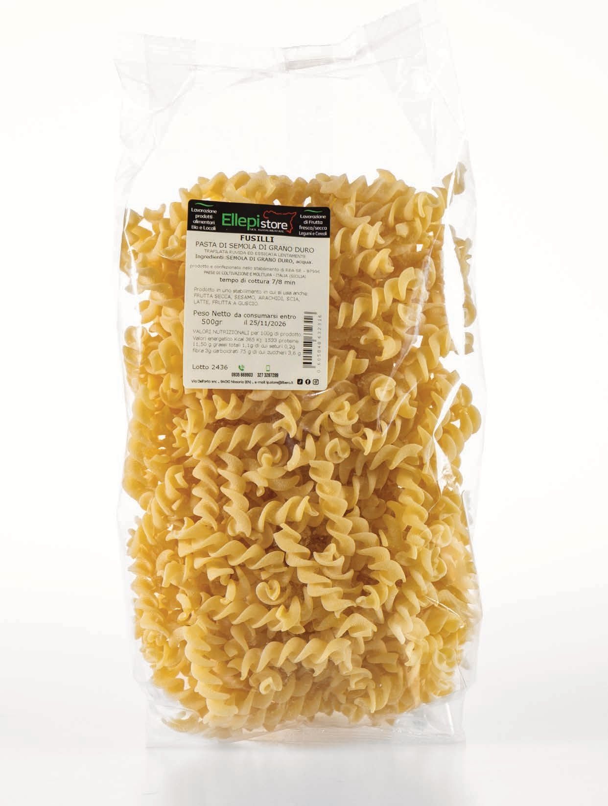 Un sacchetto di pasta con un'etichetta è appoggiato su un tavolo.