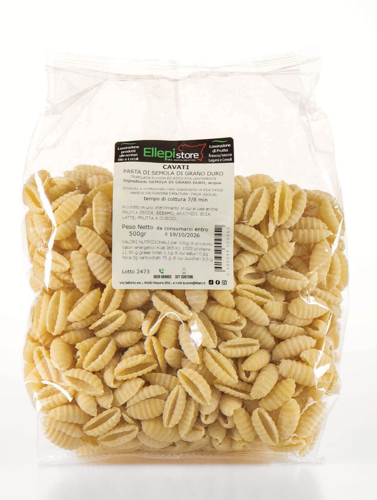 Un sacchetto di pasta con un'etichetta su uno sfondo bianco.