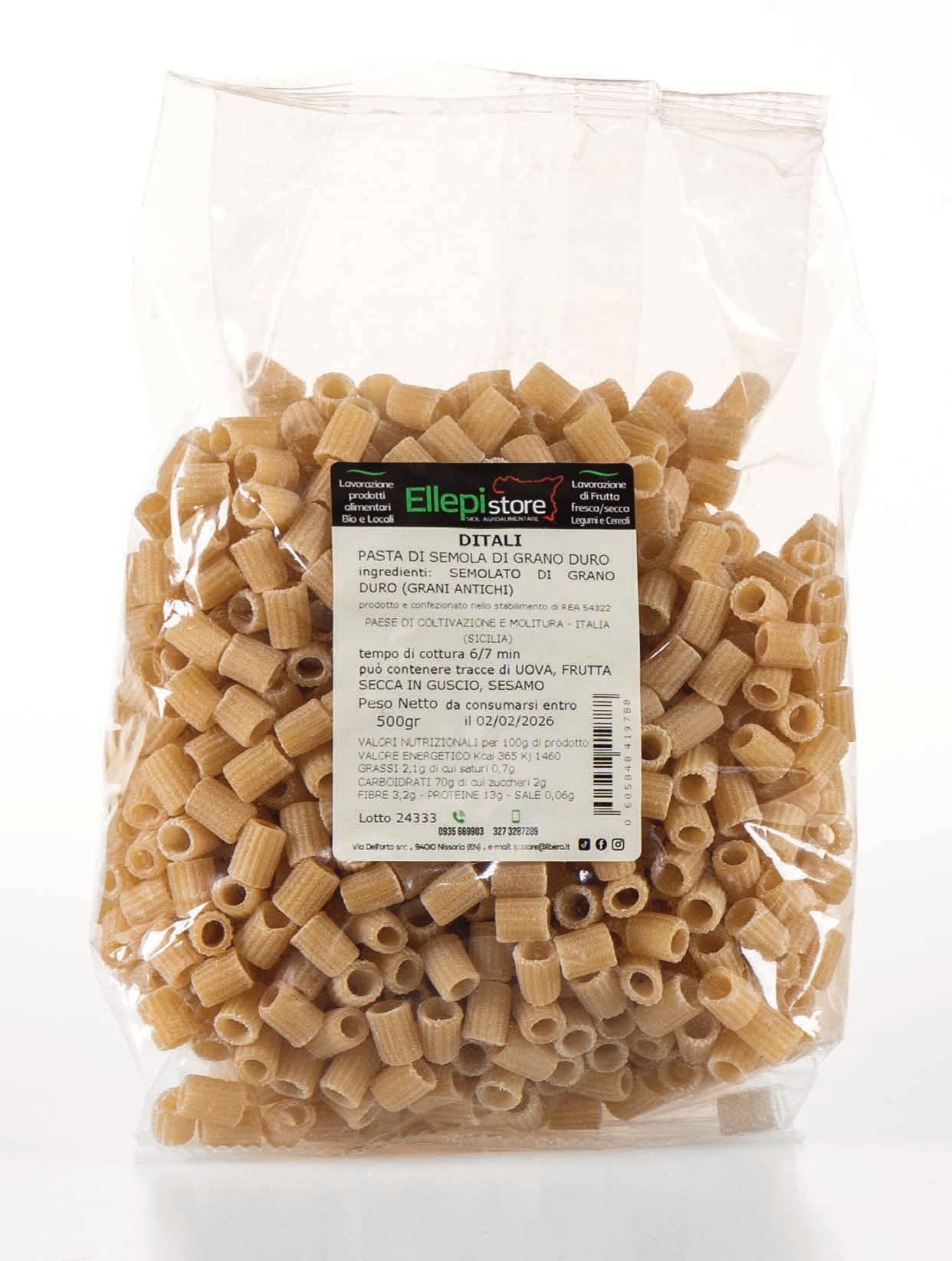 Un sacchetto di pasta con un'etichetta su una superficie bianca.