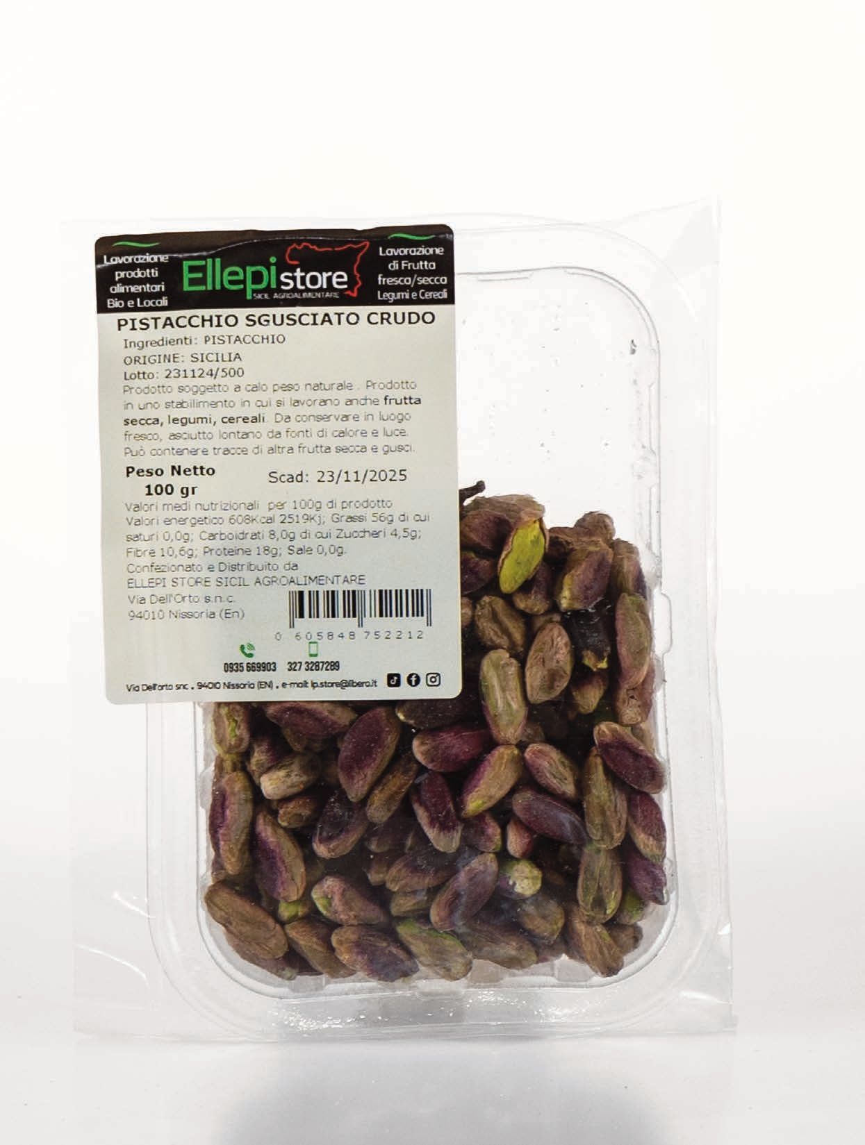 Un contenitore di plastica pieno di pistacchi con un'etichetta sopra.
