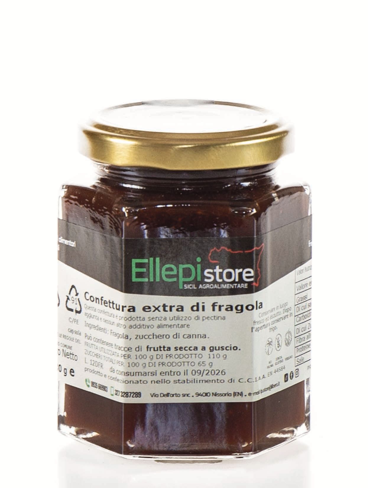 Un barattolo di marmellata di fragole è appoggiato su una superficie bianca.