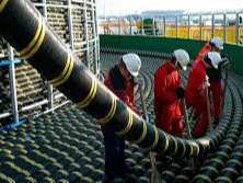 hombres trabajando con cables