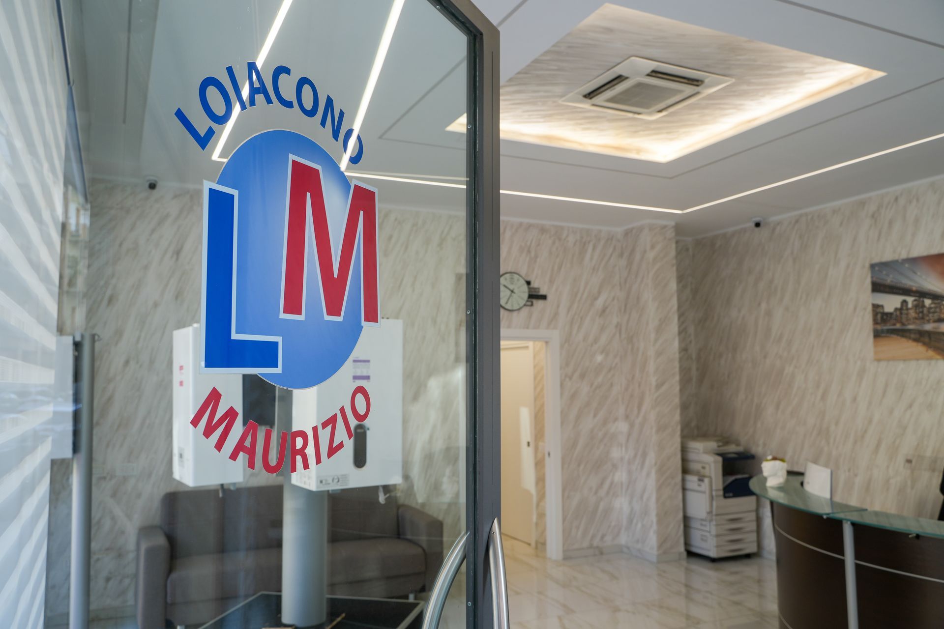 Ingresso dell'ufficio con porta a vetri su cui è raffigurato il logo