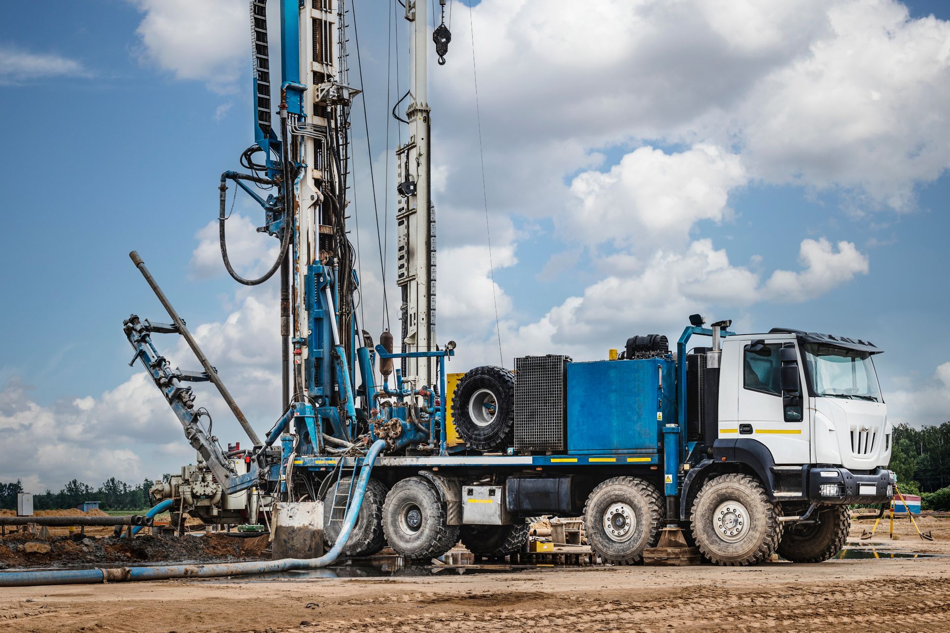Drilling rig mounted on a truck