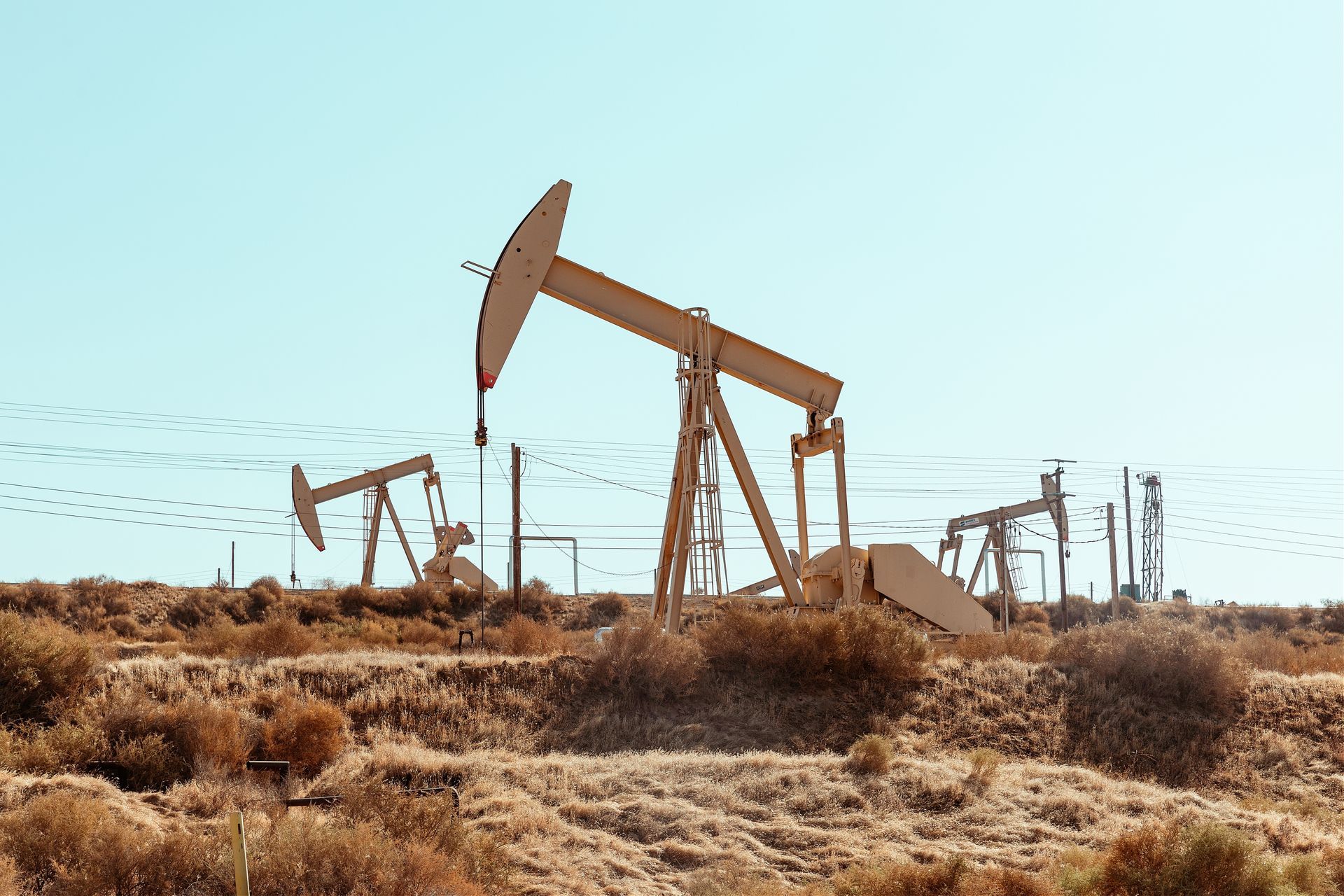 Oil pumps in a dry