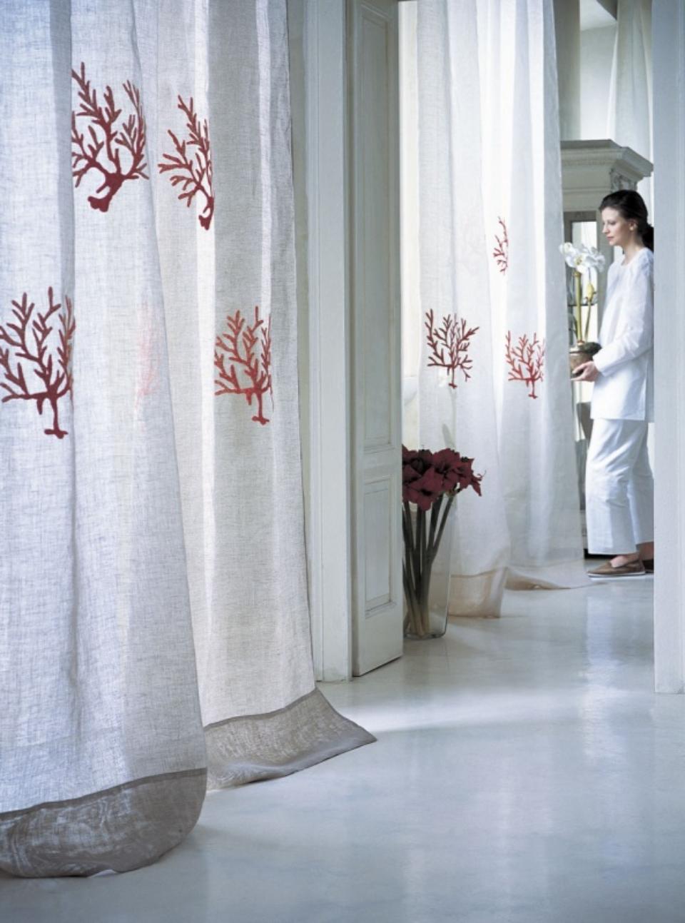 tenda bianca con decorazioni rosse - Ugo Home bologna