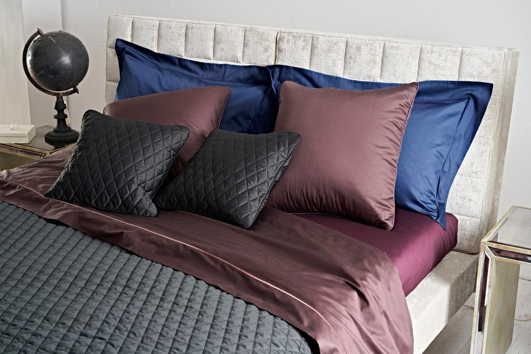 Quilt in raso di cotone Egiziano thread count 300 con interno anallergico e imbottitura 100 gr/mq.   Trapunta a rombi piccoli e angoli tondi sul fondo - Ugo Home bologna