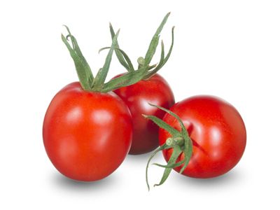 Drie rode tomaten met groene stelen.