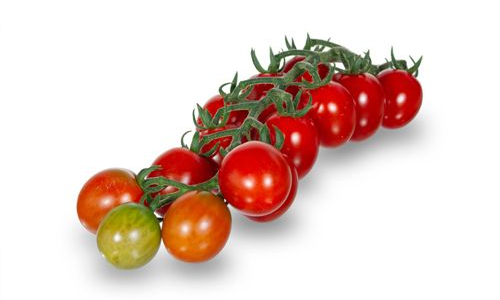 Cherrytomaten aan de tros, variërend van groen tot dieprood.