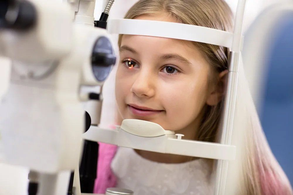 Visita oculistica a bambina